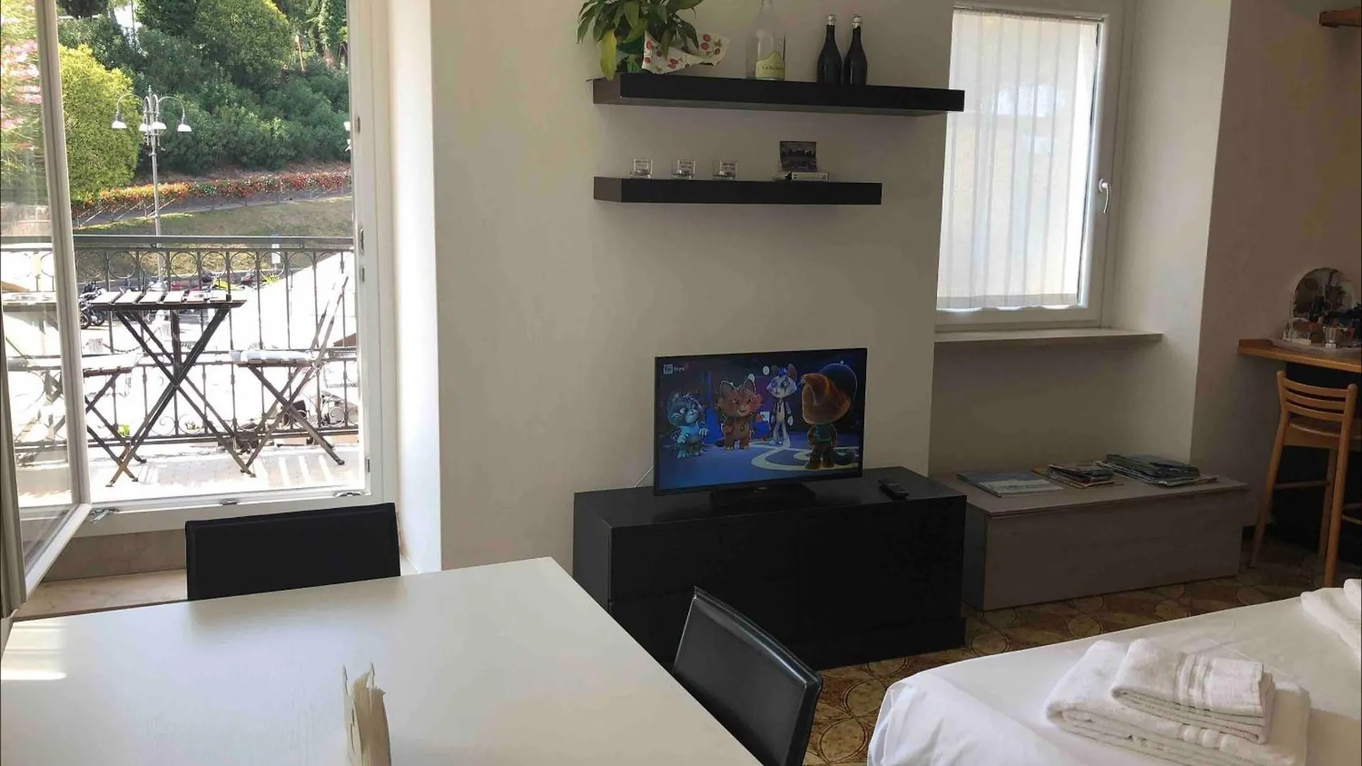 Residenza Giovanni Fronte Lago - Residence Garda Lago Peschiera del Garda 0*,  Italy