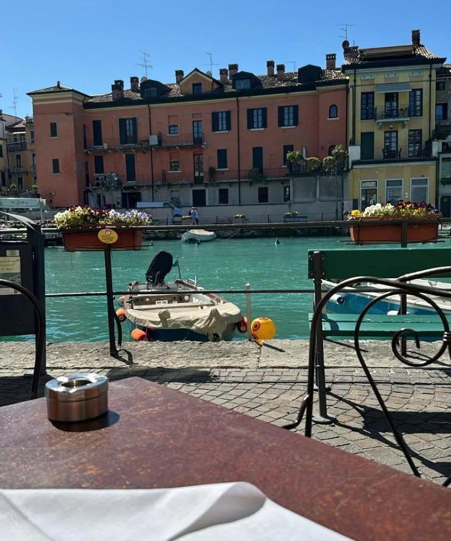 Apartment Residenza Giovanni Fronte Lago - Residence Garda Lago Peschiera del Garda Italy